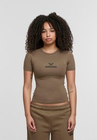 Braun-tailliertes T-Shirt aus glattem Stoff mit kurzen Ärmeln; mit einem schwarzen "felilicious"-Logo auf der Brust. Kombiniert mit passenden Jogginghosen.