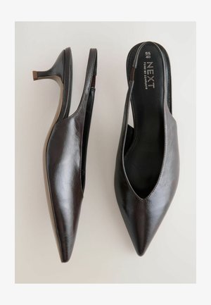 Rjave slingback pete z ostrim prstom, ki se ponašajo z elegantno zasnovo in skromno peto, prikazane na svetli podlagi.