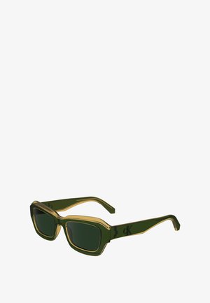 Óculos de sol verdes e amarelos com uma armação retangular grossa, apresentando lentes escuras e um logótipo subtil na haste.