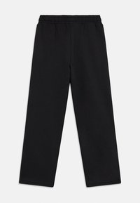 Sorte sweatpants lavet af blødt stof med elastik i taljen, lige ben og uden synlige mønstre eller hardware-detaljer.