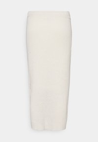 Saia midi em malha na cor off-white, apresentando uma textura canelada com uma silhueta justa e uma bainha que afunila ligeiramente na parte inferior.