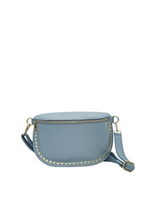 Sac bandoulière en cuir bleu clair avec des clous dorés le long du bas et une fermeture éclair dorée, doté d'une bandoulière ajustable.
