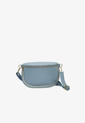 Sac bandoulière en cuir bleu clair avec des clous dorés le long du bas et une fermeture éclair dorée, doté d'une bandoulière ajustable.
