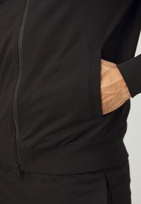 EA7 Emporio Armani TRAIN CORE TRACKSUIT HOODIE SET - Tuta - black/gold