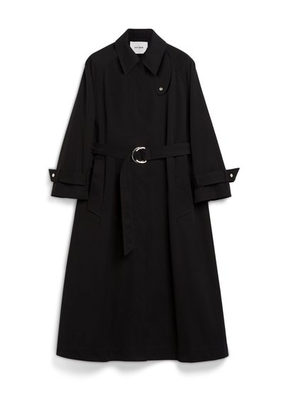 Μαύρο παλτό σε ελαφριά ύφανση, με ζώνη στη μέση, γιακά και μανίκια που αναδιπλώνονται με κουμπιά.