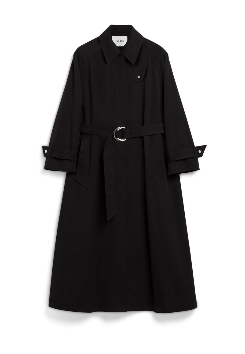 Schwarzer Trenchcoat aus leichtem Stoff, mit tailliertem Bund, Kragen und hochrollbaren Ärmeln mit Knopfakzenten.