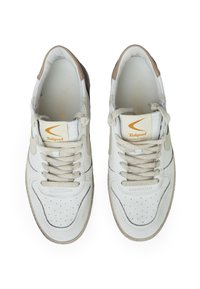 Sneaker in pelle bianca con accenti beige, punta tonda, motivo perforato sulla parte anteriore, e lacci beige. Logo dorato 'Valsport' sulla linguetta.