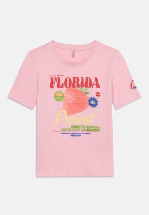 Camiseta rosa de manga corta con un gran gráfico de fresas y texto que dice "Florida Present" y "Fresas frescas servidas dulces y deliciosas."