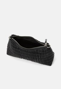 Svart skinnclutch med en teksturert, plissert design. Har en sølvfarget glidelås-lukking og et romslig innvendig rom.