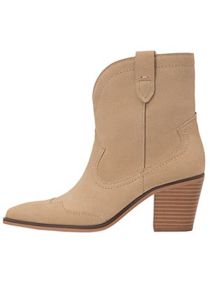 Bota de tobillo de ante beige con punta afilada, detalles cosidos, tira para tirar y tacón de bloque apilado de madera.