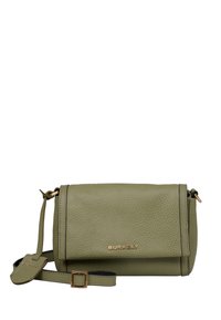 Borsa a tracolla in pelle verde oliva con finitura texture, logo in metallo dorato, tracolla regolabile e chiusura a pattina. Forma rettangolare compatta.