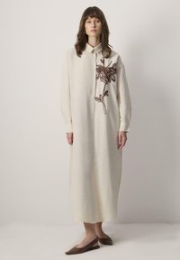 Touché Privé TEXTURED EMBROIDERED - Maxi šaty - natural