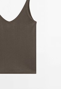 Bruin geribbelde tanktop met een V-hals en brede schouderbanden. Gladde textuur en nette zoomranden. Geschikt voor layering.