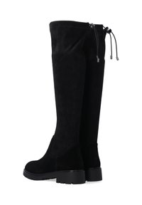Schwarze Wildleder-Stiefel bis zum Knie mit runder Zehenpartie, flacher Gummisohle und verstellbarem Zugbanddetails am oberen Rand. Weicher Stoff über die gesamte Oberfläche.