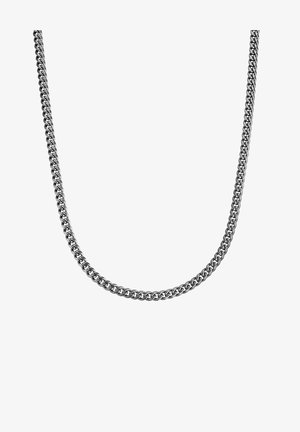 Collana in argento con maglie intrecciate, texture liscia e larghezza uniforme, appesa in modo morbido su uno sfondo bianco.