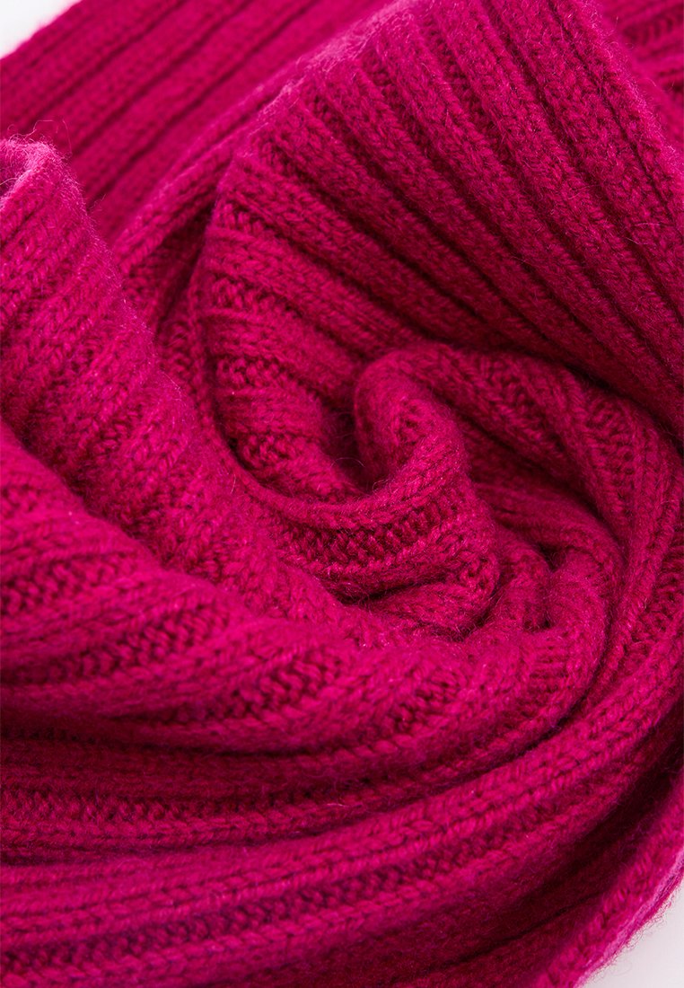 Gerippter, magentafarbener Schal aus dickem Strickmaterial, der eine weiche Textur mit gedrehter Optik und gleichmäßigen Stichen aufweist.