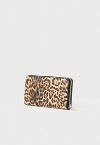 Pung med leopardmønster og sort lynlås, lavet af tekstureret materiale. Har en rektangulær form og et glat metaltræk.