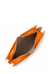 Borsa in pelle patinata arancione con chiusura a zip e foderato interno liscio. Il design presenta una forma strutturata e dettagli angolari sottili.