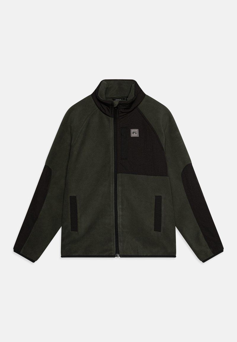 Flis jakna u tamnozelenoj i crnoj boji, s visokim ovratnikom, patentnim zatvaračem, bočnim džepovima i teksturiranim materijalom s kontrastnim panelima.