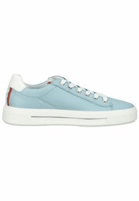 Baskets basses bleu clair avec semelle et lacets blancs, languette blanche au talon et bande verticale orange à l'arrière.