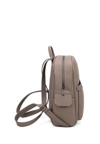 Sac à dos en cuir marron avec fermeture éclair, bandoulière ajustable, poche avant et surface texturée. Design compact et structuré.