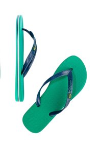 Chanclas verdes y azules con suelas de goma texturizadas, correas en contraste y un acento de la bandera brasileña en la correa. Perfil plano.