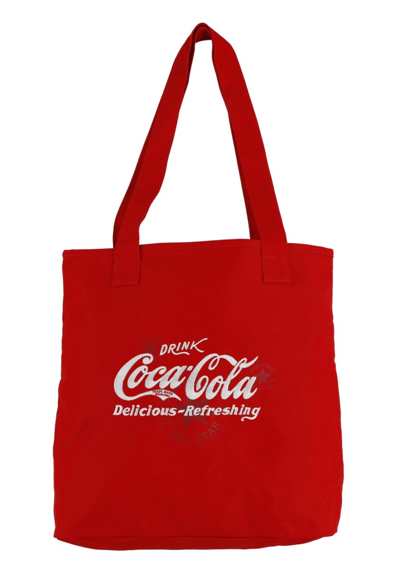 Raudona audinė rankinė su balta "Coca-Cola" logotipu, ant kurio yra užrašas "Skani - Gaivinanti." Dvi tvirtos rankenos patogiam nešimui.