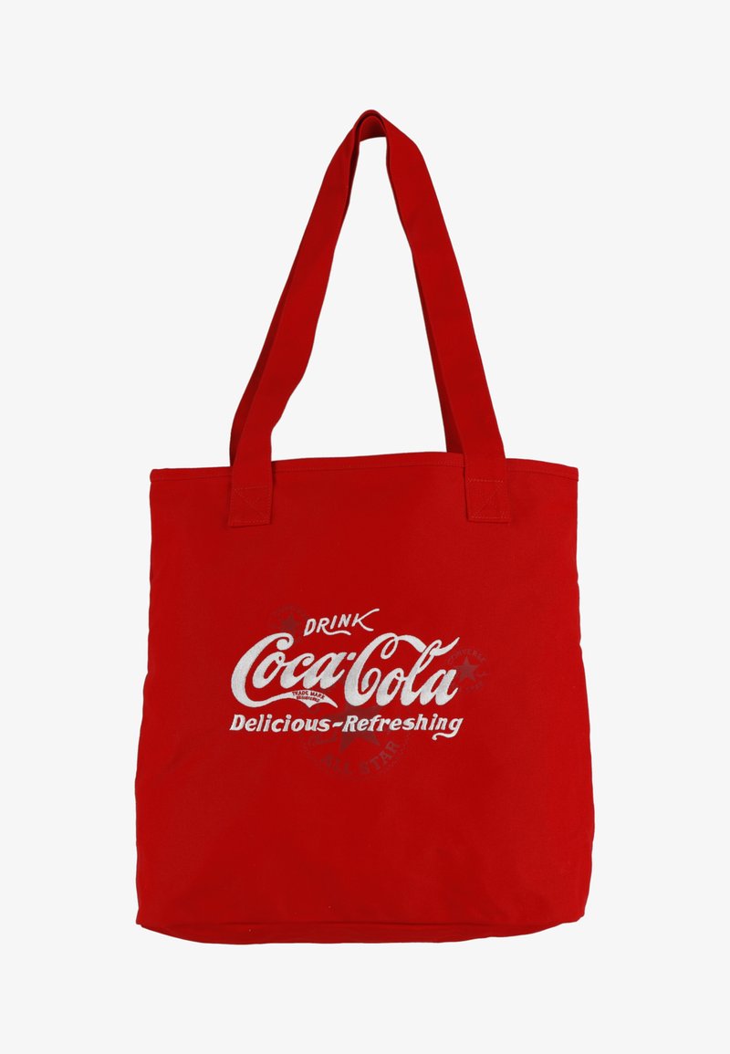 Raudona audinė rankinė su balta "Coca-Cola" logotipu, ant kurio yra užrašas "Skani - Gaivinanti." Dvi tvirtos rankenos patogiam nešimui.