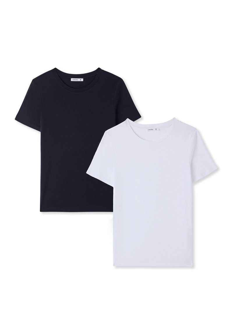 Due t-shirt a maniche corte, una blu navy e una bianca, realizzate in cotone con un design classico a girocollo e una consistenza liscia.