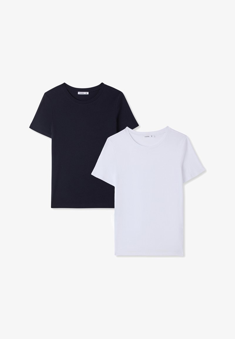 Due t-shirt a maniche corte, una blu navy e una bianca, realizzate in cotone con un design classico a girocollo e una consistenza liscia.