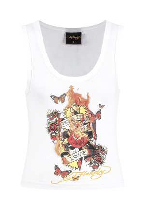 Camiseta sin mangas blanca con escote en forma de barco, que presenta un diseño gráfico colorido de rosas, llamas y mariposas, etiquetado como "Ed Hardy."