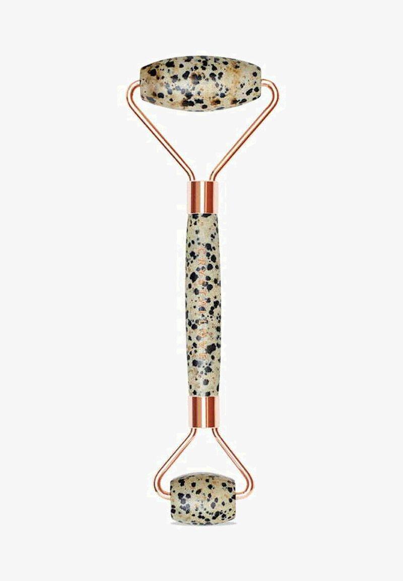 Roller do twarzy z dalmatyńskim jaspisem o gładkiej, nakrapianej powierzchni w kolorze kremowym i czarnym, z miedzianymi akcentami i podwójnym końcem.