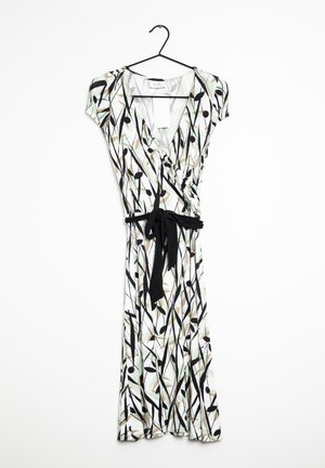 Robe portefeuille à manches courtes avec motifs abstraits de feuilles noires, beiges et vertes, dotée d'un décolleté en V profond et d'une ceinture noire nouée à la taille.