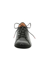 Schwarzer Lederschuh mit runder Zehenpartie, strukturiertem Obermaterial und Schnürdesign. Verfügt über ein hellbraunes Innenfutter und einen roten Akzent an den Schnürsenkeln.