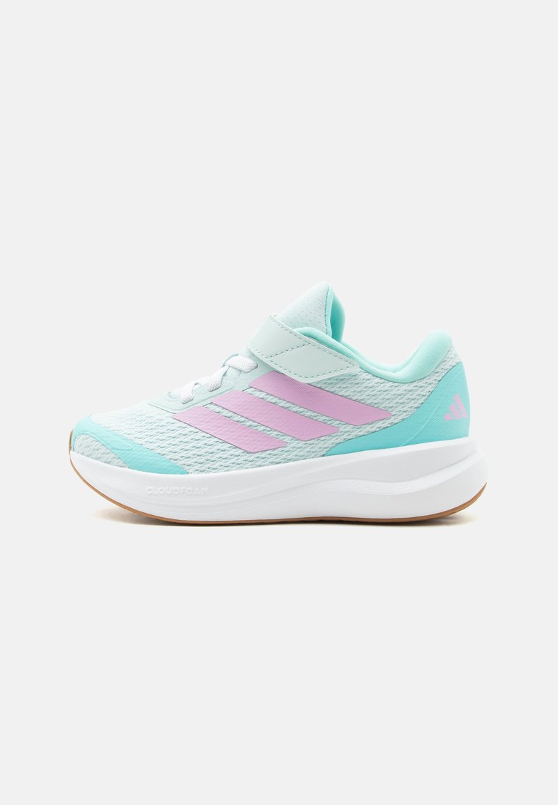 Chaussure de sport bleu clair et blanche avec des bandes roses, des lacets blancs, une bride Velcro et une semelle rembourrée sur un fond uni.