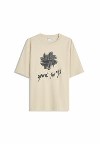 Bežna bombažna majica s kratkimi rokavi, ki ima črn cvetlični vzorec in besedilo "dobri stvari" pod grafiko. Klasičen kroj.