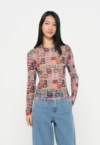 Langermet gjennomsiktig skjorte med et collage av fargerike grafiske trykk i rosa, rød og svart. Laget av lett, stretchy materiale.