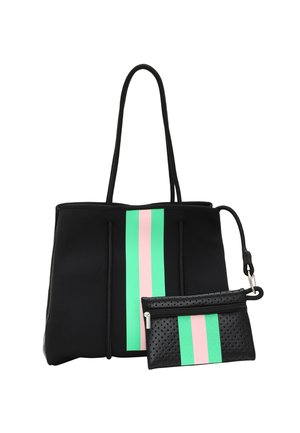 Borsa tote nera con strisce verticali verdi e rosa, dotata di un polsino testurizzato nero con perforazioni e strisce abbinate.
