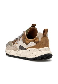 Bunte Sneaker mit einer Mischung aus braunen, grünen und grauen Materialien; klobige weiße Sohle mit Sprenkeln; geschnürtes Design mit verstärktem Fersenanhänger.