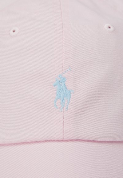 Lyserød baseballcap med en lille lyseblå broderet logo af en polospiller på en hest, der holder en mallet.