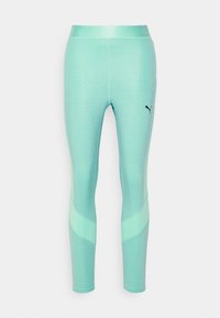 Jasnoniebieskie przylegające legginsy sportowe z wysokim stanem i czarnym logo Pumy na górnej części uda.