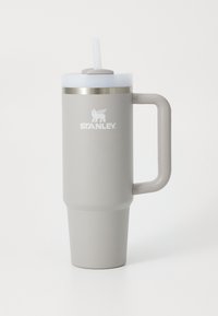 Sivi izolirani tumbler s nehrđajućim čelikom, širokom drškom i prozirnim poklopcem koji uključuje ponovno upotrebljivu slamku. Logotip na prednjoj strani.