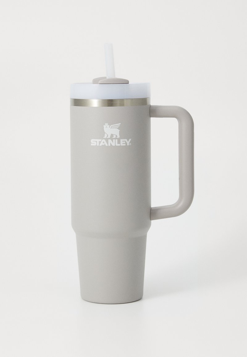 Sivi izolirani tumbler s nehrđajućim čelikom, širokom drškom i prozirnim poklopcem koji uključuje ponovno upotrebljivu slamku. Logotip na prednjoj strani.