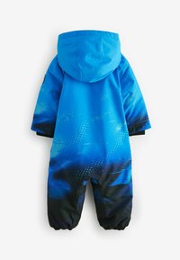 Combinaison de neige bleue avec une capuche, présentant un dégradé allant du bleu vif au noir. Le matériau est brillant et texturé, avec des accents de couture visibles.