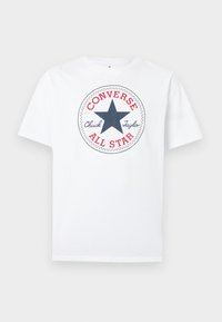 T-shirt en coton blanc avec un graphisme circulaire comportant une étoile bleue, un texte rouge et noir indiquant "CONVERSE" et "ALL STAR" avec "Chuck Taylor".
