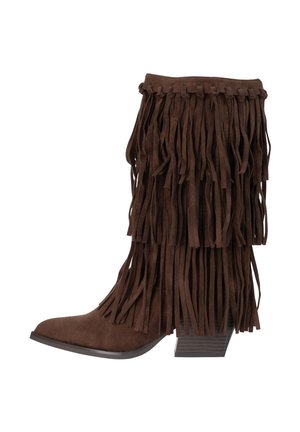 Bruine suède laarzen tot halverwege de kuit met gelaagde lange franjes en een gestapelde blokhak.
