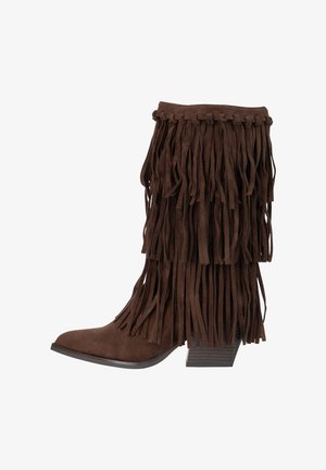 Stivale in camoscio marrone fino a metà polpaccio con dettagli a frange lunghe sovrapposte e tacco a blocco impilato.