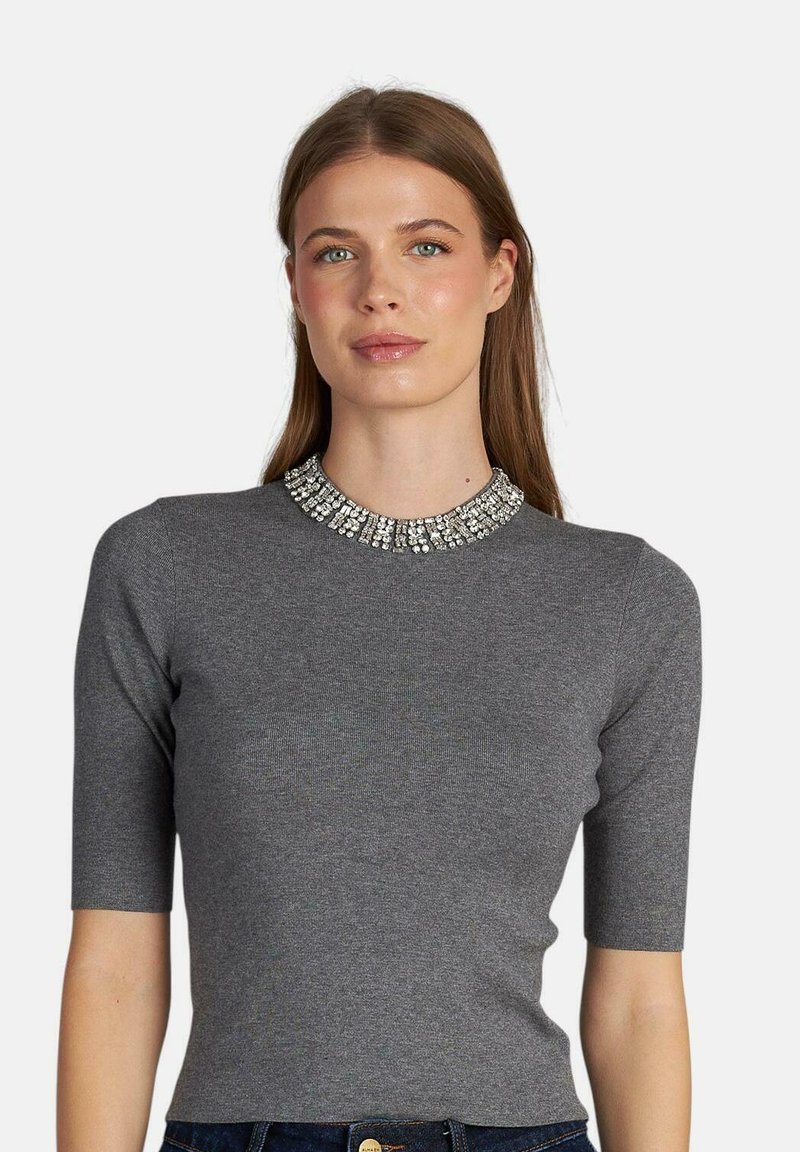 Top grigio a maniche corte con collo texturizzato decorato con strass, che offre una siluetta aderente e un tessuto morbido.
