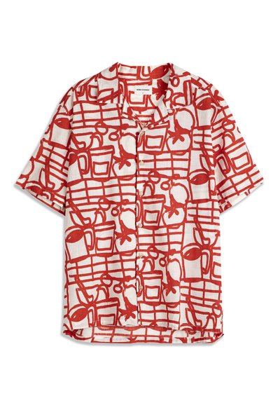 Chemise boutonnée à manches courtes avec motif abstrait de fruits rouges et de tasses sur fond blanc, col décontracté et poche avant.