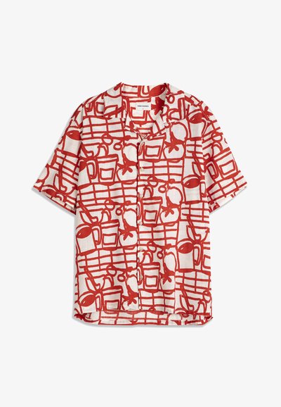 Chemise boutonnée à manches courtes avec motif abstrait de fruits rouges et de tasses sur fond blanc, col décontracté et poche avant.